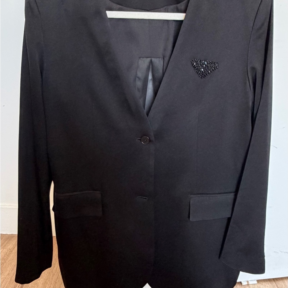 Silk Black Blazer with Skirt
New,Not worn. Very good quality